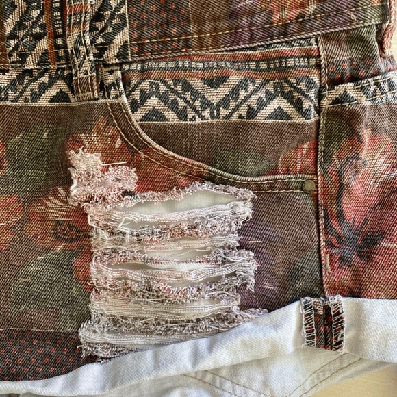 BILLABONG Red Floral Distressed Denim Shorts Sz 10 - Picture 6 of 9